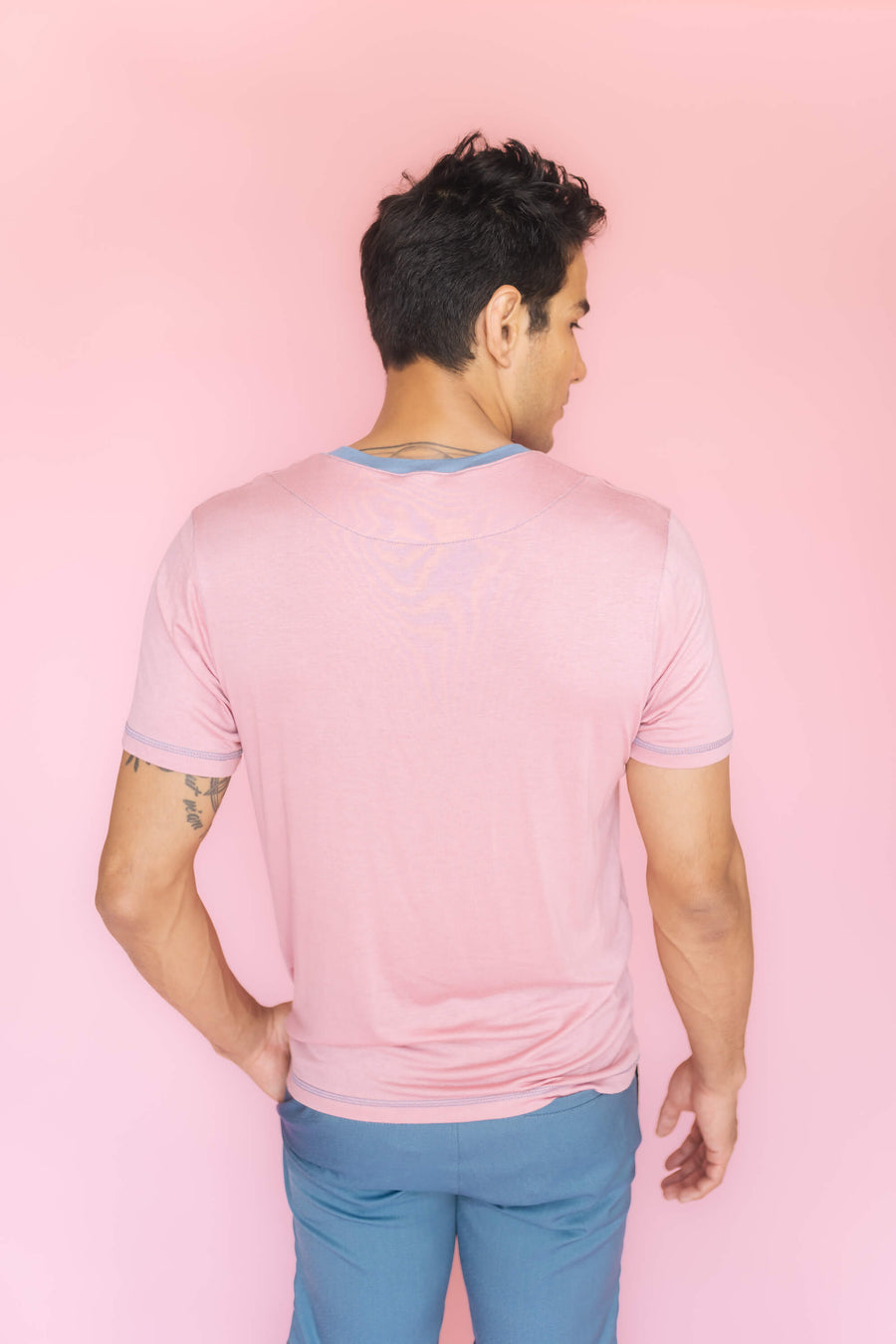 Detrás Esencial T-shirt rosa y azul 