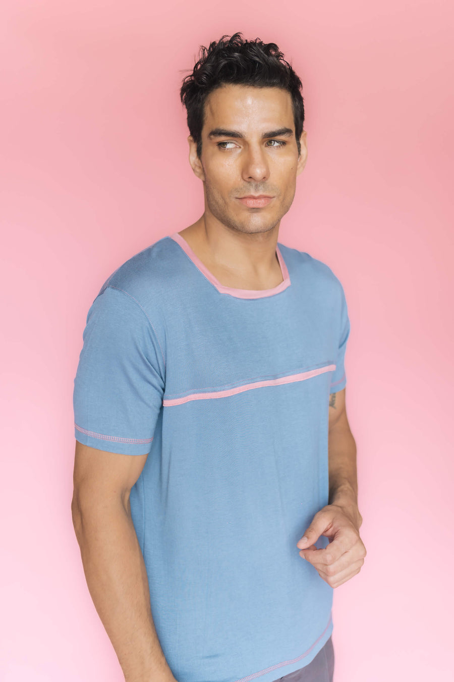 Lateral Esencial T-shirt azul y rosa by Galo Bertin