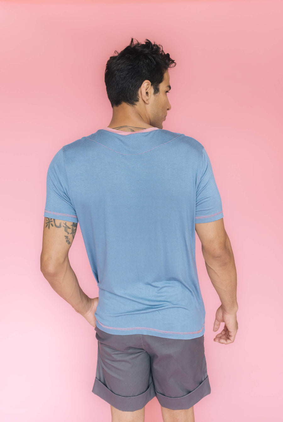 Detrás Esencial T-shirt azul y rosa by Galo Bertin